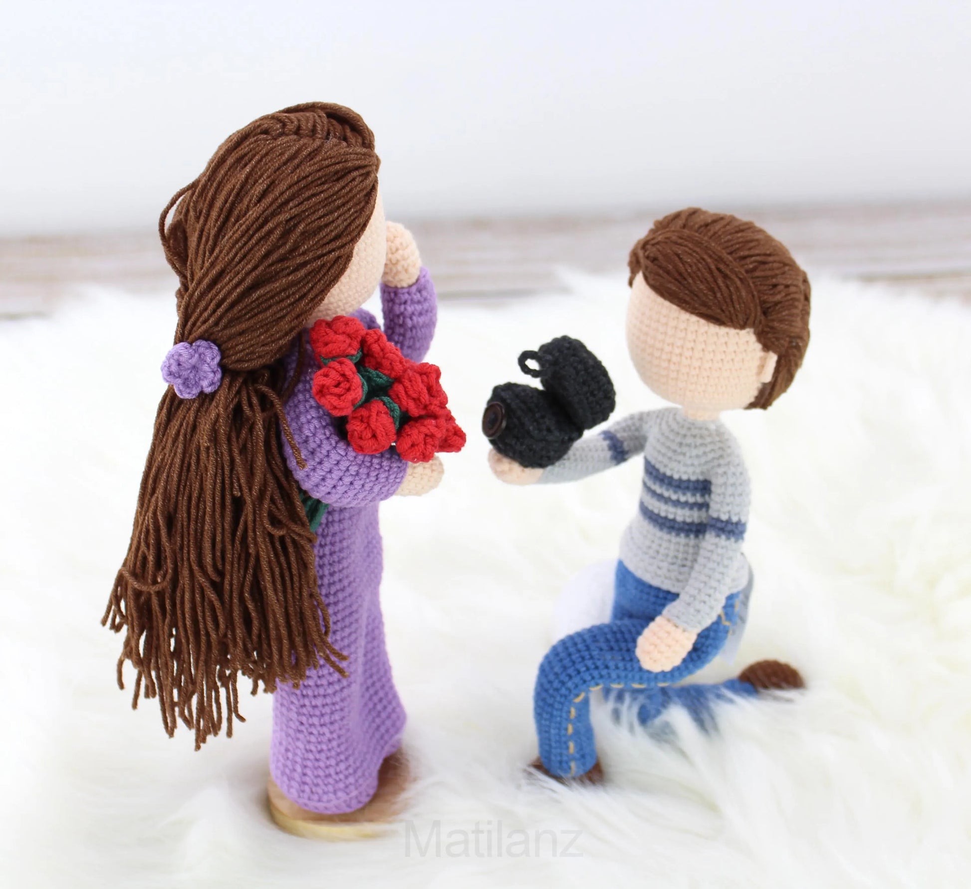 Handmade crochet dolls, couple proposal scene with flowers and camera.